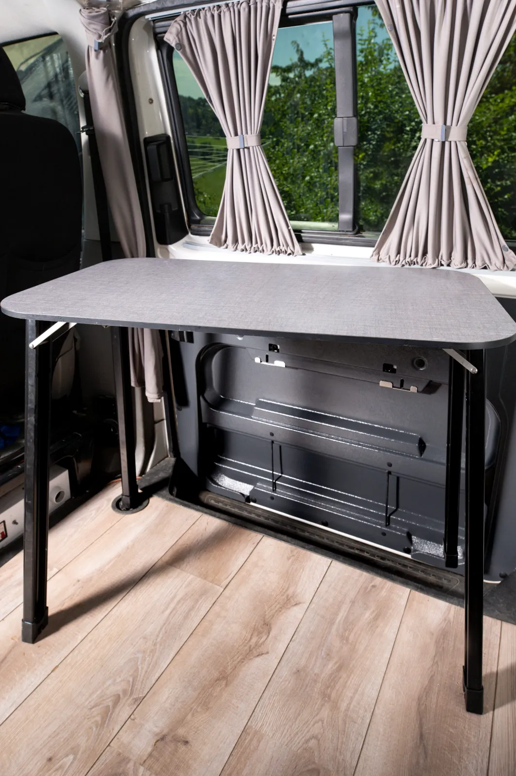 HideMyTable an der offenen Schiebetür, Tisch in voller Höhe